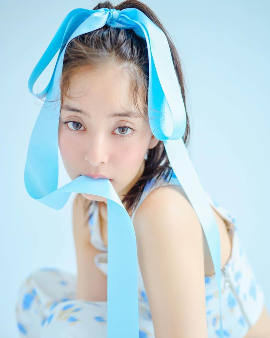 花盛友里のインスタグラム：「新木優子ちゃん for @ar_magazine  かーわいかったー！！！ 1度目は10分くらいで終わっちゃう撮影でしか会えなかったから今回たくさん撮れてめっちゃ嬉しい🤍🤍みんなにこの表紙褒められてさらに嬉しいー！！」