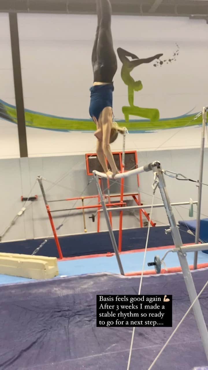 のインスタグラム：「3 weken geleden begon ik met mijn opbouw. De brug piept en kraakt, maar ik niet meer💪🏼😜 mijn lichaam heeft een lange tijd nodig gehad om trainbaar te worden. Ik was fit in de basis, als mens, maar als turnster vraagt het een stapje meer. Mijn lichaam is het instrument waar ik mijn sport mee wil uitvoeren, waar ik mijn muziek mee kan maken. Om een allround (4 toestellen in het turnen) op te bouwen is het belangrijk om mij dus allround fit en belastbaar te maken. Fysiek is het niet alleen weer hard werken, maar nu al vooral slim werken. Alle belasting calculeren zodat ik in balans blijf. Het begint met het inschatten van de juiste acties en daarna het goed signaleren van de reacties, om vervolgens de volgende actie te bepalen. De kunst is om te blijven bouwen, trainbaar te zijn, elke dag.  Gelukkig ken ik m’n lijf als geen ander, op microlevel. Het is een mooi proces om elke dag te voelen waar je lichaam toe in staat is als je het met zorgvuldigheid behandeld, dan gaat ze voor je werken🙏🏼  Dit is mijn favoriete basis element op brug, I love the feeling of it 🥰✨ Ik heb m’n ritme weer te pakken 🫶🏼  Satisfied for now and ready for my next action..🙌🏼」