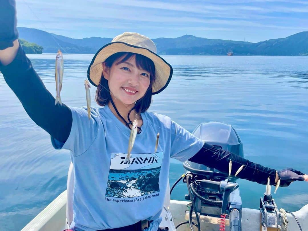 晴山由梨のインスタグラム：「夏の芦ノ湖といえば、空針で釣れるワカサギ🐟✨ エサ付けが無いので、虫エサが苦手な方にもオススメです👍  いい群れを見つけられると、ワカサギが鈴なりに♡  詳しくは明日5日(土)発売の スポーツ報知・釣り面をご覧ください😊📖  湖面をボートで走ると、風が涼しくて気分爽快でした🚣💓  #山梨 #芦ノ湖 #芦ノ湖ワカサギ #釣り #ワカサギ釣り #レンタルボート #ボートフィッシング #芦ノ湖フィッシングセンターおおば #スポーツ報知 #晴山由梨」