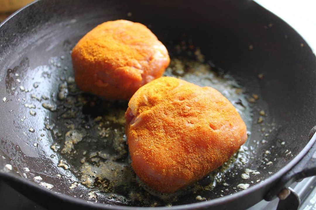印度カリー子さんのインスタグラム写真 - (印度カリー子Instagram)「【レシピ】とろけるチーズがたまらない…スパイシー肉巻きおにぎり 　 材料（1人分） ・大きな大きな焼きおにぎり　2個 ・豚うすぎり肉　6〜8枚 ・スライスチーズ　1枚 ・ごま油　大さじ1 ・おろしにんにく　1かけ分  スパイス塩 ・ターメリック、クミン、コリアンダー、チリペッパー、塩　各小さじ1/2 ※カレー粉 小さじ2＋塩 小さじ1/2でも代用可  下準備 ・大きな大きな焼きおにぎりは電子レンジで規定の時間温め、冷ましておく  作り方 ①豚肉3枚、チーズ1/2枚、焼きおにぎり1個を重ねて巻く。おにぎりがはみ出るようであればさらに肉を1枚追加して巻きつける。2つ作る  ②①にスパイス塩をよくまぶす  ③フライパンにごま油を引いて、にんにくを熱し香りを立てたら、②をおき、フタしつつ両面3分ずつ弱火で加熱する  ※側面はおにぎりを立てて焼いてね  スパイシーな香りと焼きおにぎりの醤油が相性抜群！とろけるチーズもたまりません・・・  〆やお弁当にもオススメです！  #大きな大きな焼きおにぎり #ニッスイ #pr」8月4日 17時00分 - indocurryko
