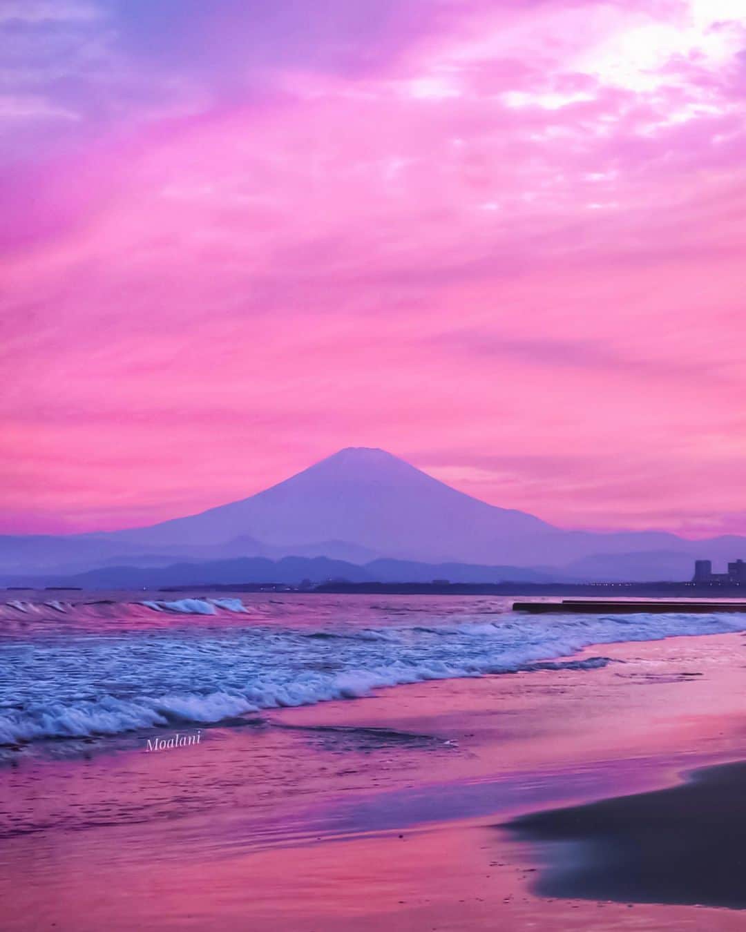 旅行メディア・じゃらん〈公式〉さんのインスタグラム写真 - (旅行メディア・じゃらん〈公式〉Instagram)「#鵠沼海岸 富士山や江の島を望める、日本屈指のリゾート海岸。夕暮れ時のピンク色に染まる空と雄大な富士山が幻想的です。 . . ━━━━━━━━━━━━━━━ 📍 神奈川県「鵠沼海岸」 📷 @moalani_t ━━━━━━━━━━━━━━━ . . 素敵なお写真をありがとうございました┈ ✈︎  .  . ☑ あらかじめ最新情報をご確認の上、お出かけください。 ☑ #jalan_travel をつけて、ぜひ今までの旅行先の思い出写真を投稿してください。このアカウントでご紹介させていただきます。(じゃらんニュースでも紹介される可能性があります） . . . . . . #いつか行きたい #じゃらん #観光 #観光地 #観光スポット #旅行 #旅行好きな人と繋がりたい #旅行 #旅行好き  #japantravelphoto #japantrip #japantravel #国内旅行 #絶景 #絶景スポット #誰かに見せたい景色 #誰かに見せたい風景 #湘南 #神奈川 #神奈川観光 #神奈川旅行 #kanagawa」8月4日 17時00分 - jalan_net