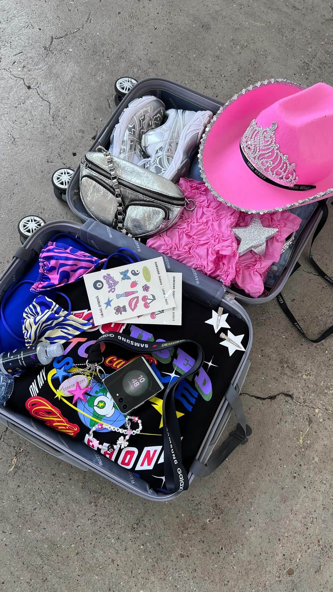 LOCAL HEROESのインスタグラム：「Pack with LOCAL HEROES X SAMSUNG GALAXY for @fest_festival ! 🎪🎒  Koniecznie wpadajcie do stoiska @samsungpolska , gdzie będziecie mogli odkryć, co wspólnie dla Was stworzyliśmy! Want some goodies? So find Us!   Dajecie znać w kom, z kim widzimy się na @fest_festival ! 🎪🥤」