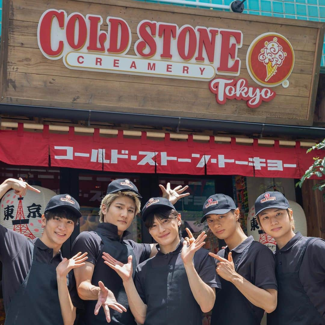 学芸大青春さんのインスタグラム写真 - (学芸大青春Instagram)「#学芸大青春  #coldstone マンスリースペシャル企画  夏といえばアイス🍨 自由なアレンジと歌が楽しいコールド・ストーン・クリーマリー原宿店さん @coldstonejapan にお邪魔してきました！  可愛い制服も貸していただき、ワクワクな撮影✨ アイスもとっても美味しかったです😋  tiktokでは替え歌も披露してるので、ぜひチェックしてね👍  #gdjs #じゅねす #コールドストーン #coldstone #アイス #次の週末 #関西コレクション 出演！」8月4日 17時03分 - g.junes_official