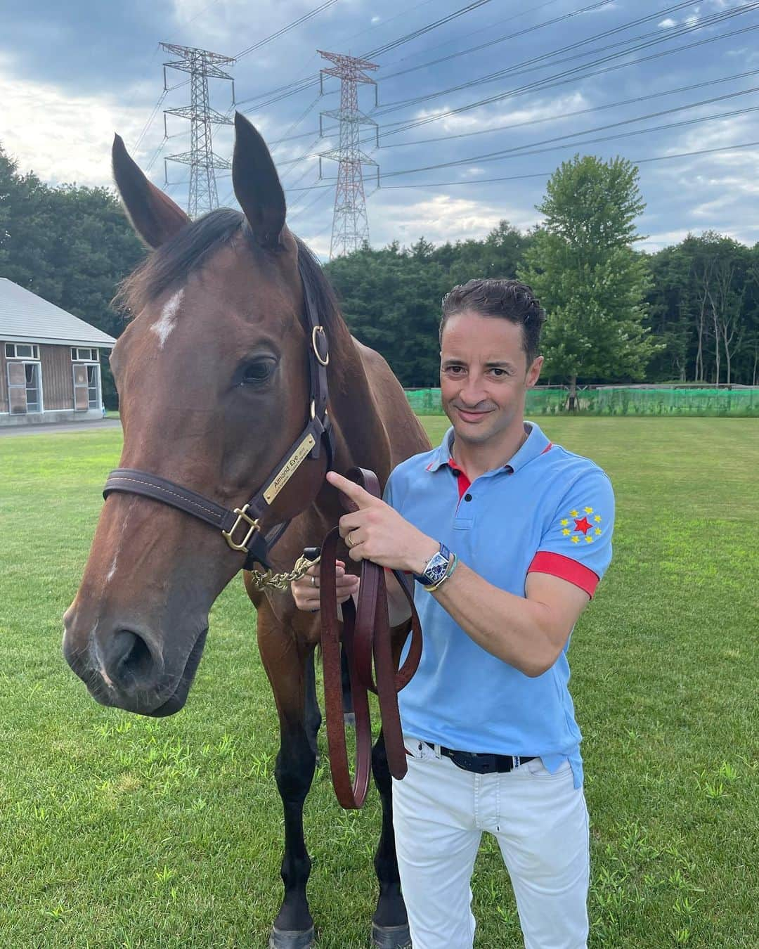 クリストフ・ルメールのインスタグラム：「Meeting her is always a special moment 🩵❤️🩵❤️ @cl_by_c.lemaire #almondeye#majesty#queen#championhorse#ルメール#northernfarm#jra#clbycルメール #goat」