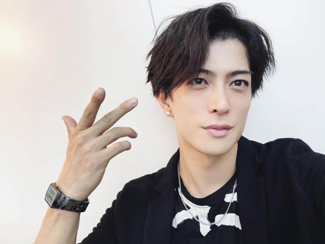 君沢ユウキのインスタグラム：「舞台『隣に推しが住んでいるんだが』 開幕いたしました。  千秋楽まで、大いに悪に染まりたいと 思います●✨  #隣に推し　#黒崎高士」