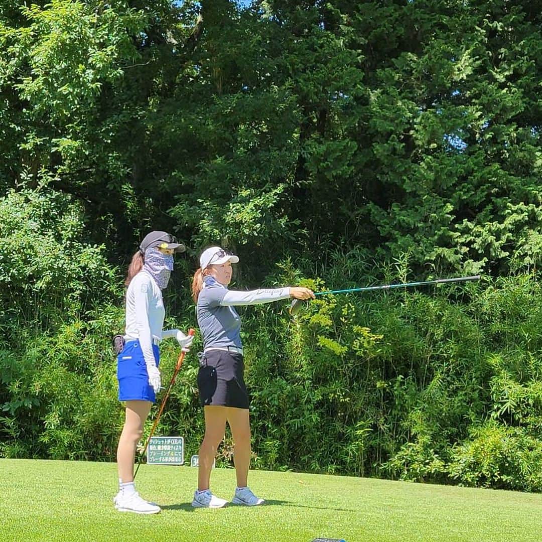 三枝こころさんのインスタグラム写真 - (三枝こころInstagram)「この組み合わせ初な気がする🤔 たぶん。 大人の運動会に向けてみんなで高めあっています⛳️ アドレスの取り方とか色々勉強しながらラウンド、あっという間に18ホール終わっちゃいました。 #ゴルフ女子  #ママゴルフ #junandrope #競技ゴルファー #golf #大人のゴルフ運動会はじまります」8月4日 15時39分 - kokoro_golf