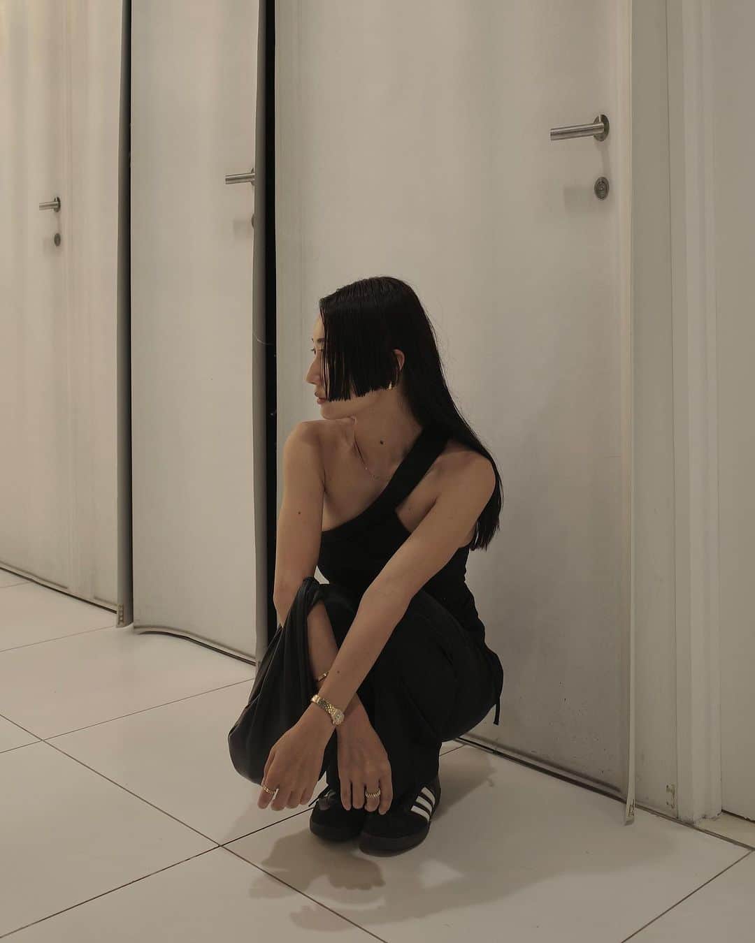 Icumi Oohamaのインスタグラム：「🖤  この髪型になってから特に黒白しか着なくなったかも！ 今日はデニム履いて出かけようかな〜  photo by @mayuka_otsuka ♡」