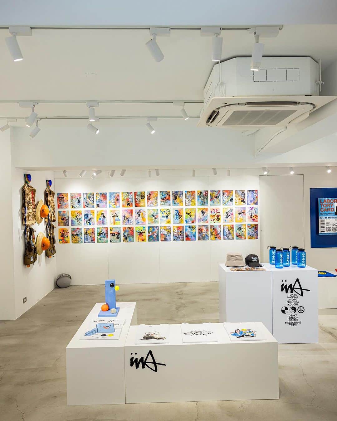 のインスタグラム：「UND ART EXHIBITION  『TAIWAUND』  8.4（Fri.）-8.20（Sun.）  at THE LITTLE HUT in TAIWAN  .  〈BEAMS T〉が海外進出企画の第2弾として、長くリレーションシップを築き、オリジナル無地Tシャツのアーティストコラボレーションへの参加も記憶に新しい、SHINKNOWNSUKEとFACEによるアートユニット『UND』とタッグを組みアートエキシビジョンを、8月4日（金）から20日（日）まで開催します。  〈BEAMS〉の台湾出店10周年、そしてアーティストFACEが台湾にルーツを持つことから実現した今回のグローバルプロジェクトは、台湾・香港・日本などのメンバーで構成された国際的アートユニット〈THE LITTLE HUT〉が展開する台湾のローカルギャラリーに『UND』のアートショーをインストールします。  ギャラリーでは、1枚の紙をしりとりのように互いがやり取りしながら即興的に絵を描き上げる“Paper Chase”、ダンボール素材を重ね合わた“Crash Test”、立体作品の“Imagine”という、『UND』のシグネチャーアートの作品群を展示・販売に加え、Tシャツやスウェット、バンダナなどをラインナップしたマーチャンダイズコレクションを同時リリース。  また、関連商品を購入されたお客様には、トートバッグに彼らのイラストをシルクスクリーンプリントで施すライブアクトを行い、ノベルティとして差し上げます。  なお、日本国内では8月18日（金）より日本限定のナルゲンボトル含むマーチャンダイズを販売します。  お近くの際には是非、お立ち寄りください！  ※ノベルティは数に限りがございますので、なくなり次第終了となります。 ※Tシャツは台湾限定、ナルゲンボトルは日本限定の展開となります。 . @undworldtour2016 @shinknownsuke @face_oka @thelittlehutco @beams_t @beams_official #und #shinknownsuke #face #thelittlehut #beamst #taiwaund」