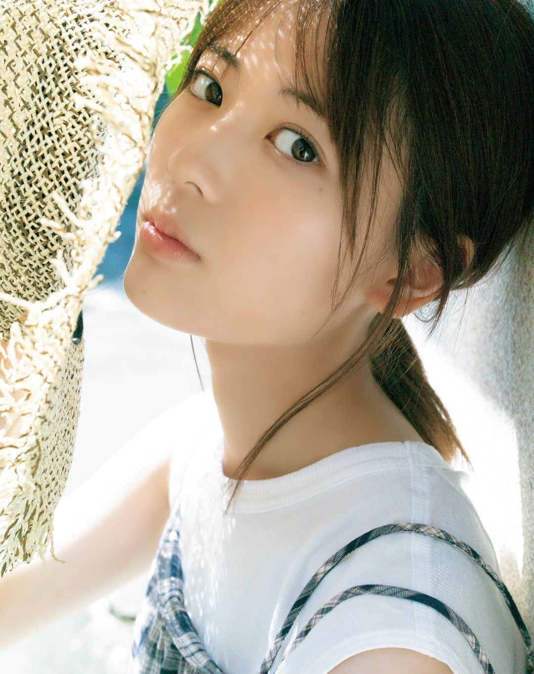 週刊少年マガジンのインスタグラム：「2023年8月2日（水）発売の「週刊少年マガジン」35号に、岩本蓮加さんが登場！  乃木坂46・3期生として乃木坂46を支える存在となった岩本蓮加さん。そんな重圧を感じさせない自然体の蓮加さんは、とても美しく、憧れの君なのです。  撮影 / 細居幸次郎 スタイリング / 川上舞乃 ヘアメイク / 田村直子 デザイン / 坂上和也 衣装協力 / gilet / BABU-BU(calif Shibuya) / MILKFED.  #岩本蓮加 #乃木坂46 #週刊少年マガジン」