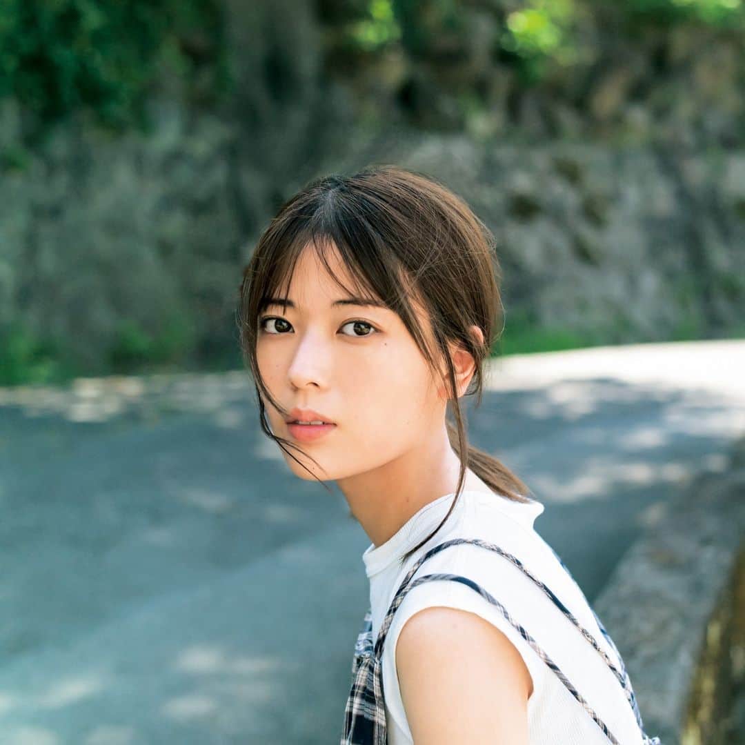 週刊少年マガジンのインスタグラム：「2023年8月2日（水）発売の「週刊少年マガジン」35号に、岩本蓮加さんが登場！  乃木坂46・3期生として乃木坂46を支える存在となった岩本蓮加さん。そんな重圧を感じさせない自然体の蓮加さんは、とても美しく、憧れの君なのです。  撮影 / 細居幸次郎 スタイリング / 川上舞乃 ヘアメイク / 田村直子 デザイン / 坂上和也 衣装協力 / gilet / BABU-BU(calif Shibuya) / MILKFED.  #岩本蓮加 #乃木坂46 #週刊少年マガジン」