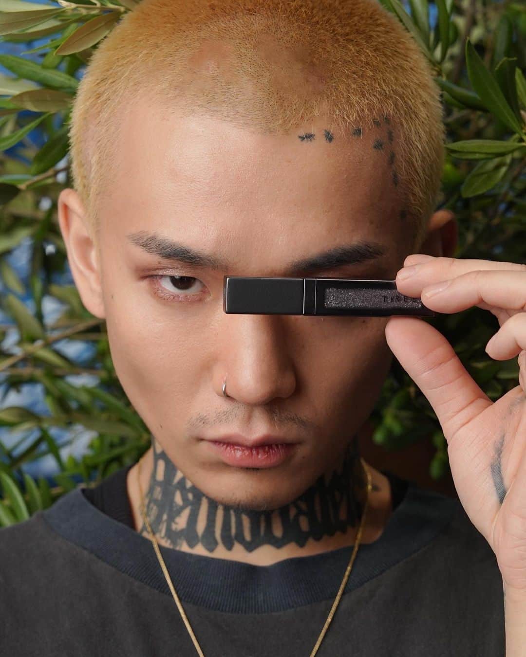 カワグチジンのインスタグラム：「［悲報］怖面おじさん。化粧品を集め始める。  @threecosmetics  　 #shadesoflove_three  #ユナイテッドフルイドアイカラー　 #THREE_pr」