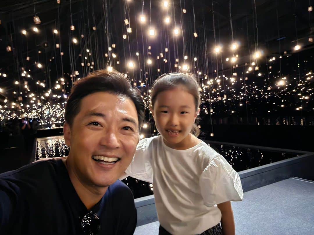 アン・ジェウクのインスタグラム：「#방학#용산어린이정원#나들이  어라~?! 아빠 또 웃고 있네..^^;; 😘🤣😂」