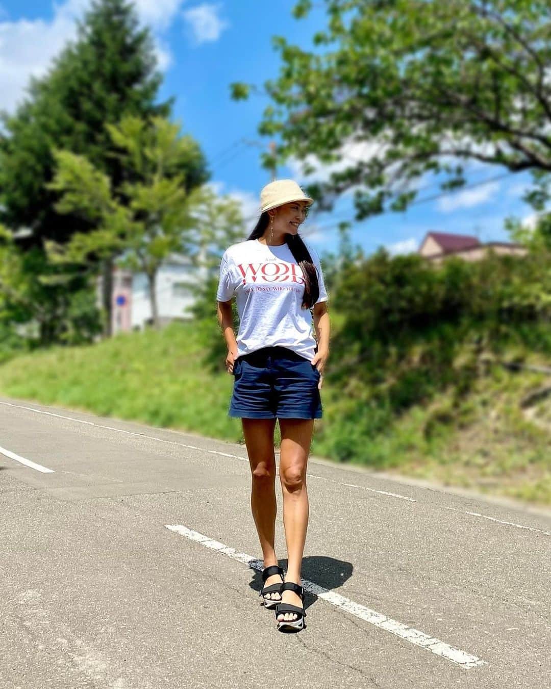 SAORIさんのインスタグラム写真 - (SAORIInstagram)「みんな夏を楽しんでる🍉？ 夏休みの宿題は順調📚？ 私は夏休み入った途端に宿題全部終わらせて それからは遊び呆けるタイプでした🤣 勉強も遊びも全力投球‼︎ 日記もまとめて最初に書いておきたいくらいだった笑  今年も日焼けで真っ黒☀️🛥️ 日焼けした肌にも似合うオートミールカラーの Tshirtは @mivialoca だよ❥❥❥ プリントロゴが前も後ろも可愛い😍 コットン100%の素材で着心地も良き‼︎ ユニセックスのLとXLの2サイズ3カラーあるよ✨  #mivialoca #大人カジュアル #ユニセックス #Tシャツコーデ #夏服 #夏コーデ #ロゴT #Tシャツ」8月4日 15時57分 - saogram34