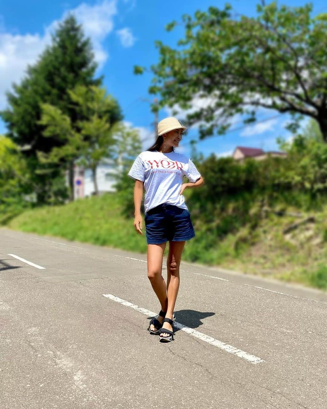 SAORIさんのインスタグラム写真 - (SAORIInstagram)「みんな夏を楽しんでる🍉？ 夏休みの宿題は順調📚？ 私は夏休み入った途端に宿題全部終わらせて それからは遊び呆けるタイプでした🤣 勉強も遊びも全力投球‼︎ 日記もまとめて最初に書いておきたいくらいだった笑  今年も日焼けで真っ黒☀️🛥️ 日焼けした肌にも似合うオートミールカラーの Tshirtは @mivialoca だよ❥❥❥ プリントロゴが前も後ろも可愛い😍 コットン100%の素材で着心地も良き‼︎ ユニセックスのLとXLの2サイズ3カラーあるよ✨  #mivialoca #大人カジュアル #ユニセックス #Tシャツコーデ #夏服 #夏コーデ #ロゴT #Tシャツ」8月4日 15時57分 - saogram34