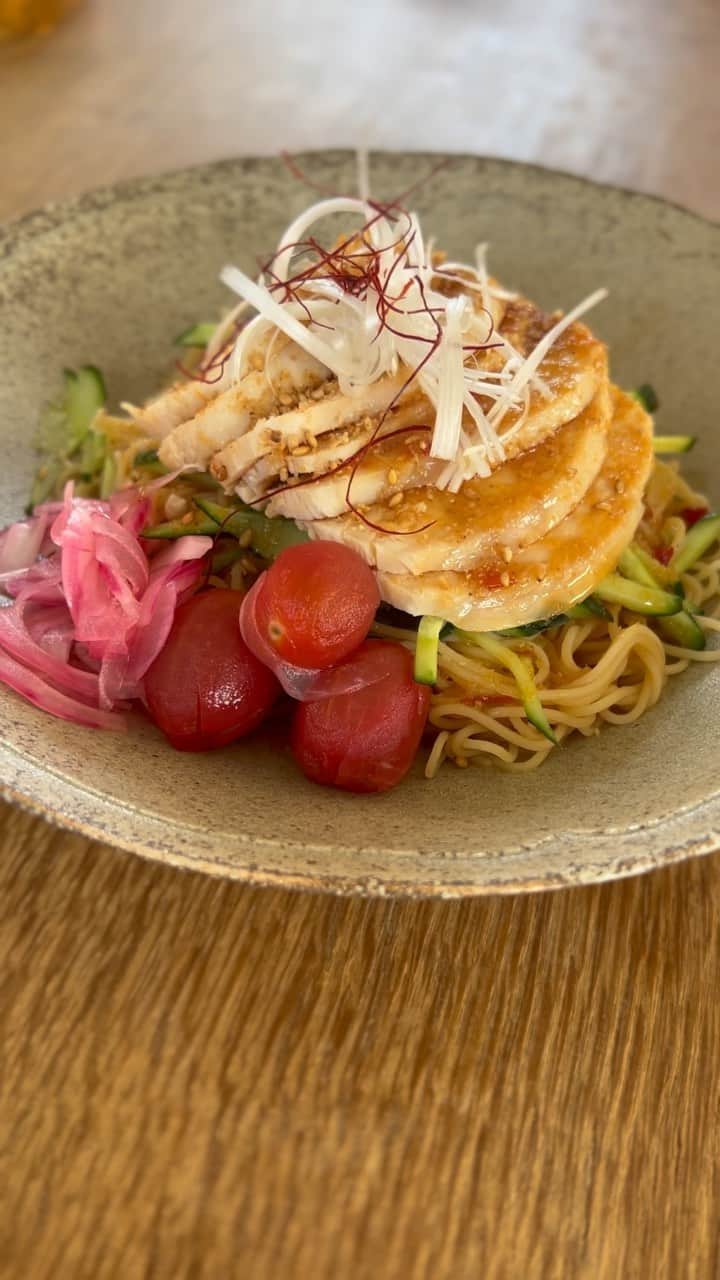 中村優のインスタグラム：「@zenb_japan × @valley_cooking 👩‍🍳🫛 細麺を使ったよだれ鶏まぜそば+トマトと紫玉ねぎの甘酢を作りました🙌🏼 家に常備してあるくらい大好きな @zenb_japan のZENBヌードル✨🫛 黄えんどう豆100%で、小麦粉が入ってないなんて信じられないくらい美味しい🥳✨  マカロニと丸麺はよく食べてるけど、細麺は初！ カッペリーニのように冷やし麺にピッタリで、本当に美味しいです💖 早速お家でも試したい😄 先生ありがとう🙏 @yu__i.aoya」