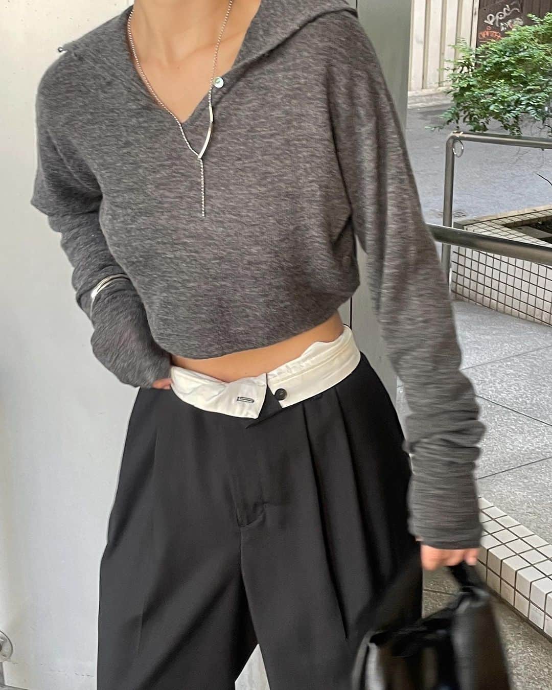 ETRÉ TOKYO ストアのインスタグラム：「@etretokyo  【Recommend items】 ㅤㅤㅤ ㅤㅤ #ETREクロップドフーディーニットトップス WHITE / GREY F size ¥19,800(tax in) ㅤ  新宿スタッフ @etretokyo_nami 167cm @etretokyo_maki 161cm ㅤㅤ  ㅤ着用カラー：GREY ㅤㅤㅤ ㅤㅤㅤ  - - - - - - - - - - - - - - - - - - - - - - - - - - - -  商品詳細はTOPページURLよりチェック🔍 ›› @etretokyo_store  ㅤㅤㅤ スタッフコーディネートも毎日更新中【 #etretokyo_staff_ootd 】をフォロー🐿️  TOPページの"フォロー中"から 気になるスタッフのアカウントをフォロー🤝  ㅤㅤㅤ ㅤㅤ  - - - - - - - - - - - - - - - - - - - - - - - - - - - - ⁡  【INFORMATION】 ⁡ㅤㅤㅤ ⁡ ※ ルミネカード会員様限定で店舗通販のご利用が可能です。  ⁡ ※お電話がつながりにくい可能性がございます。 ⁡ ※また混雑時には入場制限及び 試着点数の制限を設けさせて頂きます。 予めご了承ください。 ⁡ ⁡ ご理解、ご協力を賜りますよう 心よりお願い申し上げます。   ㅤㅤㅤ 【LUMINE SHINJUKU STORE】 ETRÉ TOKYO ルミネ新宿2店 TEL：03-5989-0979  ー営業時間ー (平日、土日祝)11:00-21:00 ⁡ #etretokyo#etre#fashion#etretokyoshinjuku #etre#2023etre#etretokyo_staff_ootd#2023aw #ルミネ新宿2 #新作紹介 #秋ファッション #秋スタイル #スタッフスナップ #シンプルコーディネート#シンプルファッション #白黒コーデ #ワントーンコーデ #タックパンツ #シルバーネックレス」