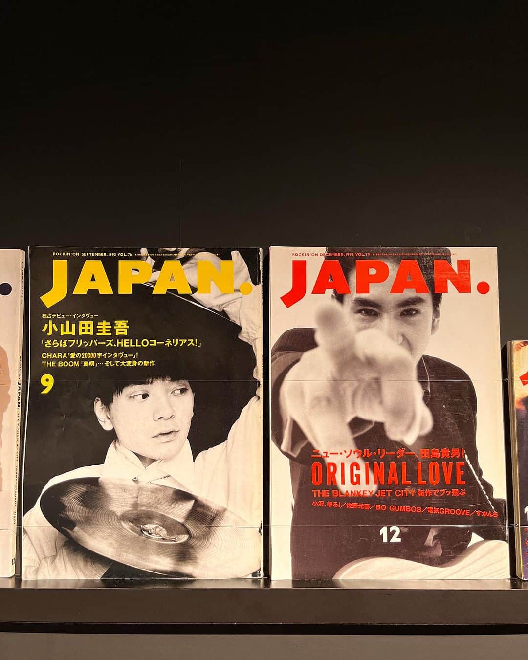 カジヒデキさんのインスタグラム写真 - (カジヒデキInstagram)「先週の金曜日、渋谷ヒカリエ9Fのヒカリエホールで開催中の『平間至展 写真のうた』に再び @shoko_london さんと行って来ました。圧倒的なカッコ良さ！！90年代から今に至る日本のROCK/POPを中心とした音楽シーンの歴史が、ギュギュッと凝縮されていて大感動でした✨歴史的な写真多数！平間さんのルーツにあると思われるMODSやPUNKの精神に基いたスタイリッシュさがもう最高過ぎます✨❄️ 同時に平間写真館での写真などでは、平間さんのとても温かくて優しいお人柄が如実に現れていて、心から幸せな気持ちになりました。音楽誌の表紙やCDジャケットのコーナーも見応え十分✨ヒストリー！！現在もバリバリ楽しみながら精力的に活動されている平間さんの、現時点での集大成は絶対に見ておいた方が良い素晴らしさです✨✨8月23日(水)まで開催しています。  ちなみに物販コーナーも充実しています✨鎌倉の中古レコード屋さんが出店されているのは、大のレコード好きな平間さんならでは！ずっと欲しかった佐野元春さんとJO MAMAのレコードを買いました🌈  #平間至 #平間至展 #写真のうた #渋谷  #ヒカリエホール」8月4日 15時55分 - hideki_kaji
