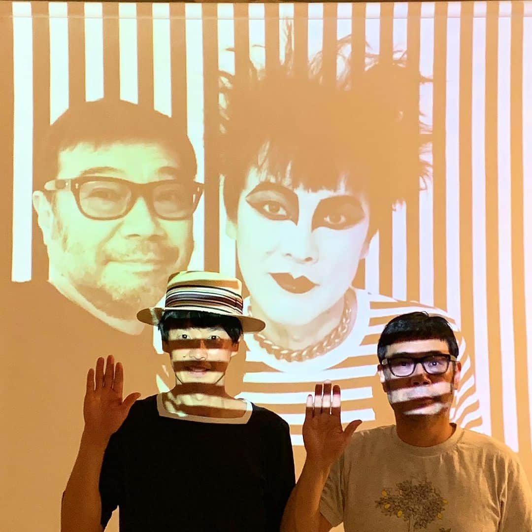 のインスタグラム：「只今渋谷ヒカリエホールで開催中の『平間至展 写真のうた』に、平間さんに撮って頂いた僕の写真も展示されています。ゴスメイクをした写真なので、ファンの方以外の方はパッと見では分かりませんね笑。4年前にリリースしたアルバム『ゴスロマンス』のジャケット撮影の時の物で、ヘアメイクは冨沢ノボルさんにして頂きました。選んで頂けて大変光栄です。平間さん、ありがとうございました！ ちなみにこの写真は丁度4年前の今日8月4日。三宿の平間写真館で、ゴスロマンスのフォトセッションの写真を見たりしながら、平間さんとトークショーをした時のものです。アコースティック・ライブもやりましたね。またいつか写真館でやりたいですね🌈  #平間至 #カジヒデキ #平間写真館  #平間写真館tokyo」