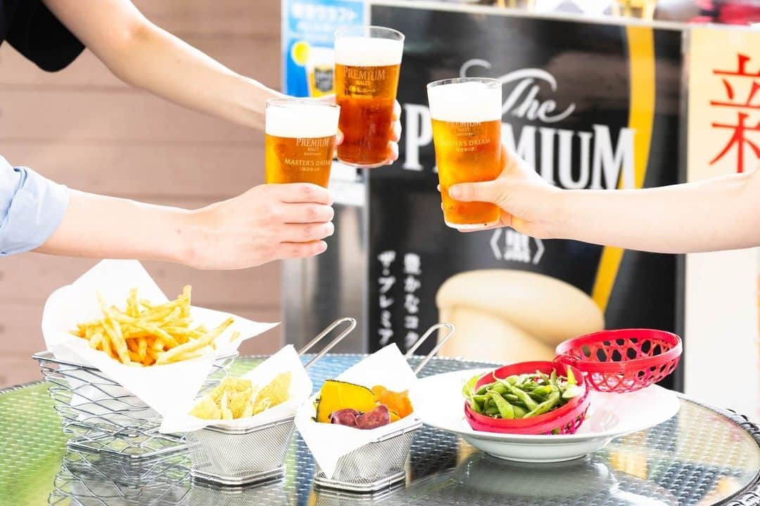 東京マリオットホテルのインスタグラム：「8/4は #世界ビールデー🍺 東京マリオットホテルでは夏の期間、ラウンジ&ダイニング Gのテラス席限定でクラフトビールフリーフロー＆選べるアペタイザーがセットになったビアテラスプランを提供中です✨開放的なテラスで暑気払いはいかがですか？🍻😉  Share your own images with us by tagging @tokyomarriott @tokyomarriott をつけてご投稿ください！公式アカウントからご紹介させていただく事があります。」
