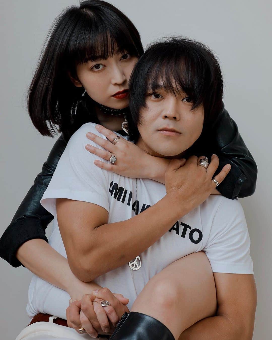 中里亜美のインスタグラム：「Just Married💍♥️  "A dream you dream alone is only a dream.  A dream you dream together is reality."  Peace&Love🕉️  「ひとりで見る夢はただの夢。 一緒に見る夢は現実となる。」 オノ・ヨーコの言葉です。  私たちは本日結婚しました。 ジョンとヨーコのように毎日愛を語らい 私たちにしか出来ない音楽を創造していきます。 いつも支えてくださる皆様に感謝申し上げます。 これからもどうか私たちを見守っていてください。  西田蕉太郎 中里亜美  📸 @bambron_ch_ch_changes  #justmarried #結婚 #20230804」