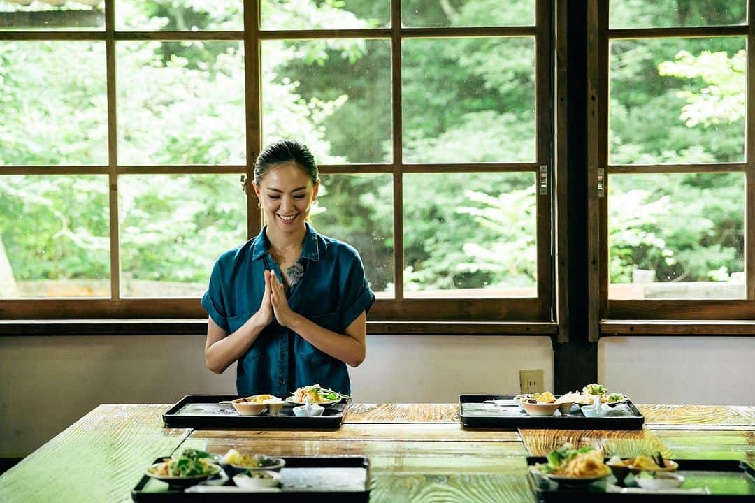 大島央照さんのインスタグラム写真 - (大島央照Instagram)「わがまま！気まま！旅気分！  追加放送のお知らせです！ 大分、福岡、BSフジでご覧くださった方、 ありがとうございました！😊  西内ひろ @0214hiro ちゃんと、私は写真を撮りながら。今回はアトラクション盛りだくさんの大分の旅をしました。九州地方の皆様、良かったらご覧ください♪  撮影した写真は番組でも見れます✨  ■KTN（テレビ長崎）　8/6(日)25:35-26:30  ■UMK（テレビ宮崎）　8/10(木)25:49-26:44  ■OTV（沖縄テレビ）　8/17(木)25:30-26:25  ■STS（サガテレビ）　8/19(土)15:00-15:55  ■KTS（鹿児島テレビ）　9/28(木)26:00-26:55  よろしくお願いいたします！  ‥熱中症には気をつけて水分補給を忘れずに。 台風にもお気をつけください。  それではまた☺️  #大分 #oita #九州 #旅 #写真 #アトラクション #夏 #伐株山 #パラグライダー #釣り #上津江フィッシングパーク　 #daiwa #由布川峡谷パックラフトツアー  #フラワーアレンジメント #pomponchouchou」8月4日 16時00分 - chiakioshima