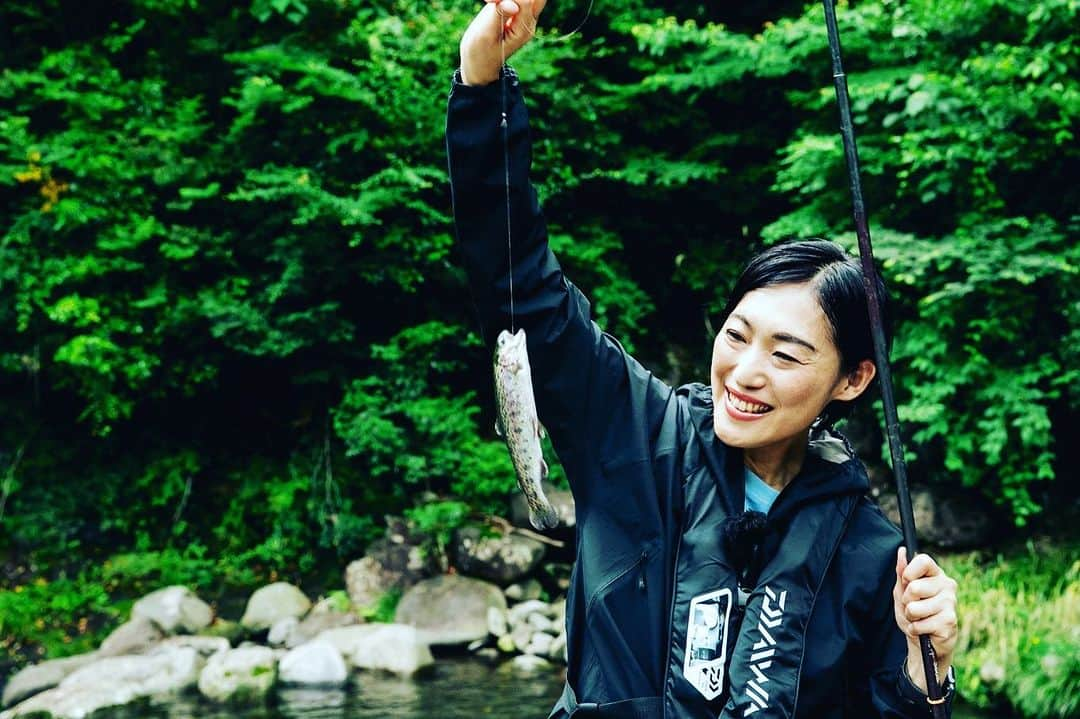 大島央照さんのインスタグラム写真 - (大島央照Instagram)「わがまま！気まま！旅気分！  追加放送のお知らせです！ 大分、福岡、BSフジでご覧くださった方、 ありがとうございました！😊  西内ひろ @0214hiro ちゃんと、私は写真を撮りながら。今回はアトラクション盛りだくさんの大分の旅をしました。九州地方の皆様、良かったらご覧ください♪  撮影した写真は番組でも見れます✨  ■KTN（テレビ長崎）　8/6(日)25:35-26:30  ■UMK（テレビ宮崎）　8/10(木)25:49-26:44  ■OTV（沖縄テレビ）　8/17(木)25:30-26:25  ■STS（サガテレビ）　8/19(土)15:00-15:55  ■KTS（鹿児島テレビ）　9/28(木)26:00-26:55  よろしくお願いいたします！  ‥熱中症には気をつけて水分補給を忘れずに。 台風にもお気をつけください。  それではまた☺️  #大分 #oita #九州 #旅 #写真 #アトラクション #夏 #伐株山 #パラグライダー #釣り #上津江フィッシングパーク　 #daiwa #由布川峡谷パックラフトツアー  #フラワーアレンジメント #pomponchouchou」8月4日 16時00分 - chiakioshima