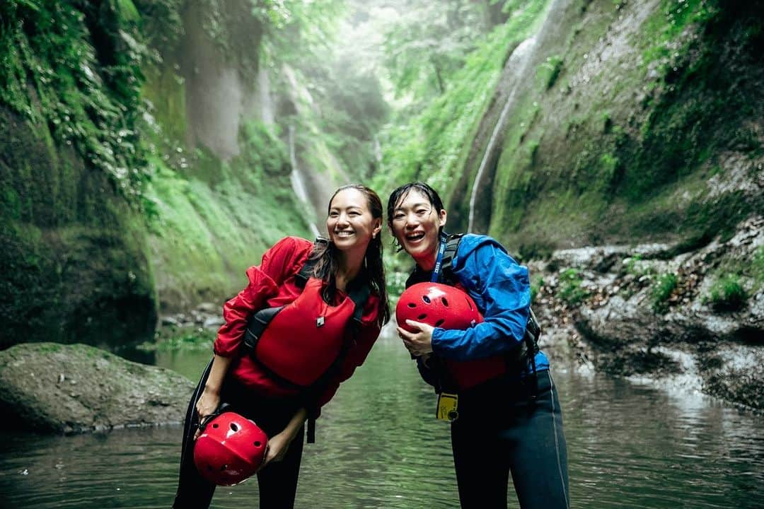 大島央照のインスタグラム：「わがまま！気まま！旅気分！  追加放送のお知らせです！ 大分、福岡、BSフジでご覧くださった方、 ありがとうございました！😊  西内ひろ @0214hiro ちゃんと、私は写真を撮りながら。今回はアトラクション盛りだくさんの大分の旅をしました。九州地方の皆様、良かったらご覧ください♪  撮影した写真は番組でも見れます✨  ■KTN（テレビ長崎）　8/6(日)25:35-26:30  ■UMK（テレビ宮崎）　8/10(木)25:49-26:44  ■OTV（沖縄テレビ）　8/17(木)25:30-26:25  ■STS（サガテレビ）　8/19(土)15:00-15:55  ■KTS（鹿児島テレビ）　9/28(木)26:00-26:55  よろしくお願いいたします！  ‥熱中症には気をつけて水分補給を忘れずに。 台風にもお気をつけください。  それではまた☺️  #大分 #oita #九州 #旅 #写真 #アトラクション #夏 #伐株山 #パラグライダー #釣り #上津江フィッシングパーク　 #daiwa #由布川峡谷パックラフトツアー  #フラワーアレンジメント #pomponchouchou」