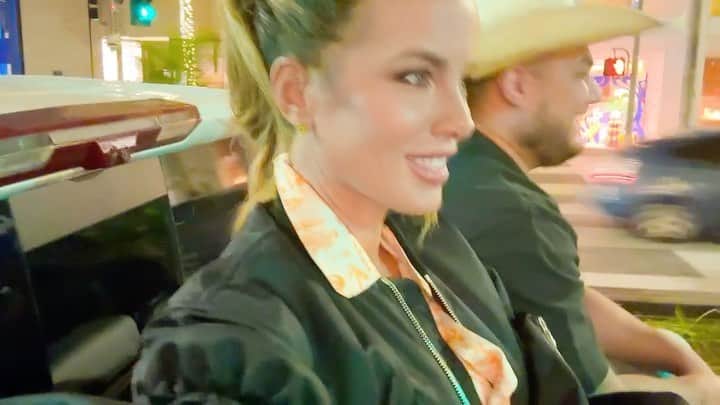 ケイト・ベッキンセイルのインスタグラム：「Mama’s first hayride (on Rodeo but still counts) 🤠 🤠 🤠 🤠」