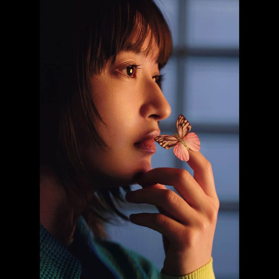 のインスタグラム：「9月8日より公開の映画『#ほつれる』主演の #門脇麦 さんに、8月18日発売の #BARFOUT! #バァフアウト! 9月号にご登場いただきます！　門脇さんが映画に出演し始めてから約10年。演じることへの想いをお聞きする中で、これだけの経験を重ねていても「初心や純度を追い求めている」とお話しされていたのが印象的でした。いつまでも門脇さんのお芝居を見続けたいなと思います。  出演作は主人公が、冷え切った関係の夫と紹介で知り合った男性の間で漂い、思わぬ出来事から自分と向き合い、人との繋がりを見つめ直す物語。鑑賞後、おそらく人それぞれが、色々なことを考えさせられる本作。ぜひ劇場でご覧いただきたいです。（岡田）  撮影 / MICHIYO YANAGIHARA（hannah management）  スタイリング / 伊藤信子  ヘア＆メイクアップ / 中山友里　  #mugikadowaki #門脇麦 #ほつれる #田村健太郎  #染谷将太  #黒木華 #mivie #portrait #photography」