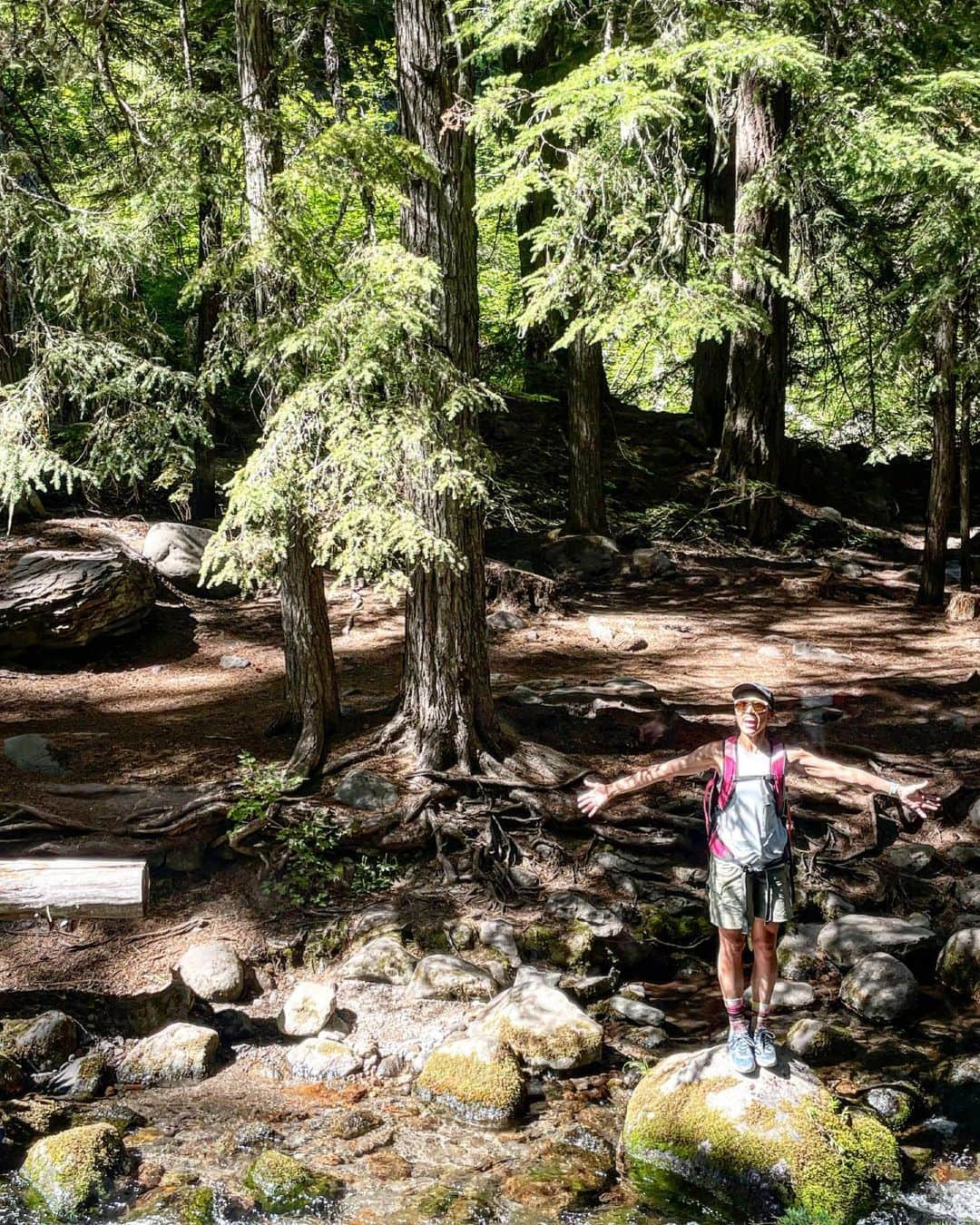 三星マナミさんのインスタグラム写真 - (三星マナミInstagram)「#oregon🇺🇸   日本でも自然豊かな場所に住み。  異国の地でも、 自然の豊かさを体感する🌲🌲🌲  同じ『自然』でも全然違う『自然』  旅をしないと感じられない。  #可愛い子には旅をさせろ と言うけれど。  その時に感じた事、思った事、飲んだ水が美味しかった事やかかった水が冷たかった事、嬉しかった事や安心した事、親切にしてもらった事とか助けてもらった事、触れた手の温かさとか、、  時間の経過と共に思い出したい。 思い出して欲しい🦋✨  そんな毎日🫶  #usa #オレゴン #mthood #わたしたちは旅へ出る #teamueno #teammassh #山女子部  #スキー  @smile_.1127 @aiueno.0425 @norikofukushima @aisato75 @usmr_skischool @yuka.otaki」8月4日 16時02分 - mana_uen00116