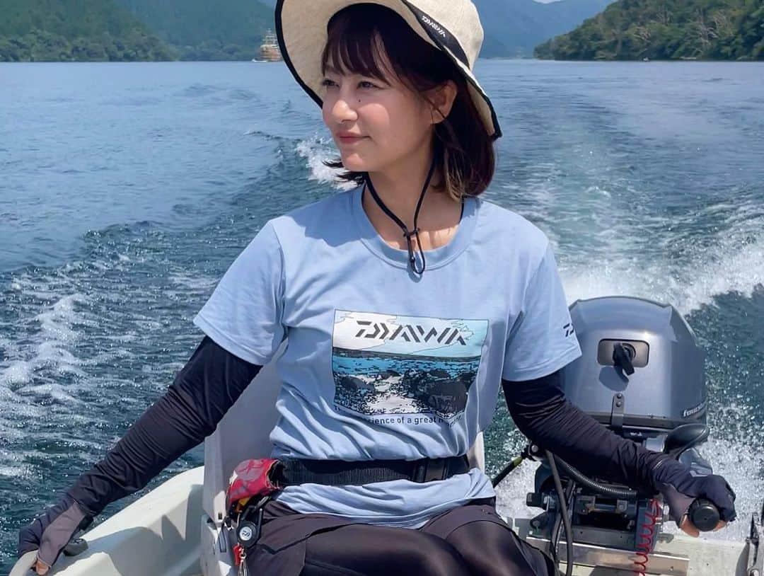 晴山由梨さんのインスタグラム写真 - (晴山由梨Instagram)「夏の芦ノ湖といえば、空針で釣れるワカサギ🐟✨ エサ付けが無いので、虫エサが苦手な方にもオススメです👍  いい群れを見つけられると、ワカサギが鈴なりに♡  詳しくは明日5日(土)発売の スポーツ報知・釣り面をご覧ください😊📖  湖面をボートで走ると、風が涼しくて気分爽快でした🚣💓  #山梨 #芦ノ湖 #芦ノ湖ワカサギ #釣り #ワカサギ釣り #レンタルボート #ボートフィッシング #芦ノ湖フィッシングセンターおおば #スポーツ報知 #晴山由梨」8月4日 17時05分 - hareyama_yuri