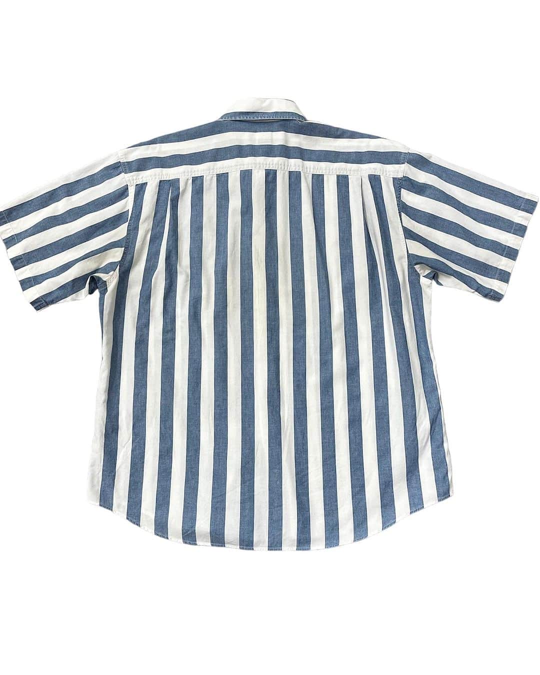ジャムルさんのインスタグラム写真 - (ジャムルInstagram)「S/S stripe shirts 白x青 ¥5000+tax(5500) . ピッチ太めのストライプで、定番的な白x青のカラーリング。爽やかな色目で使いやすく合わせやすい1枚。 .  WEB SHOPに入荷しております。 是非ご覧ください。 jammru.com  #お問い合わせはお電話で承ります #jammru #osaka  #fashion  #streetstyle  #streetfashion  #vtg  #vintage  #used  #usedclothing  #古着 #古着屋 #ファッション #70s #80s #90s」8月4日 16時30分 - jammru