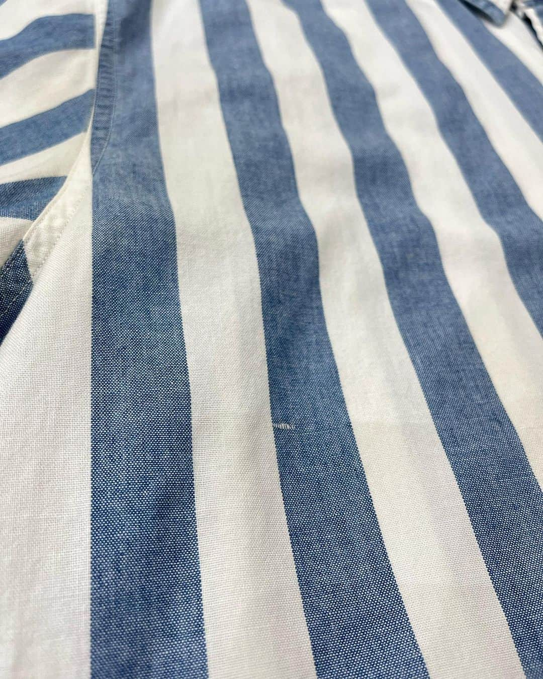 ジャムルさんのインスタグラム写真 - (ジャムルInstagram)「S/S stripe shirts 白x青 ¥5000+tax(5500) . ピッチ太めのストライプで、定番的な白x青のカラーリング。爽やかな色目で使いやすく合わせやすい1枚。 .  WEB SHOPに入荷しております。 是非ご覧ください。 jammru.com  #お問い合わせはお電話で承ります #jammru #osaka  #fashion  #streetstyle  #streetfashion  #vtg  #vintage  #used  #usedclothing  #古着 #古着屋 #ファッション #70s #80s #90s」8月4日 16時30分 - jammru