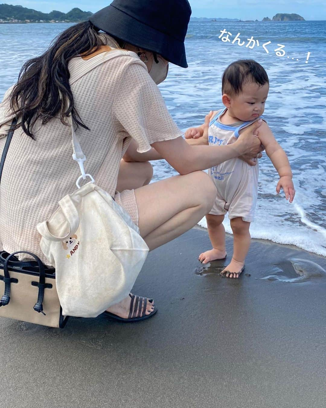 宮原幸恵さんのインスタグラム写真 - (宮原幸恵Instagram)「うーみーっ👶🏻🐶🌊  見事に反応が 正反対だったふたり。笑  モチモチはじめての砂浜に わけがわからずフリーズ状態😂💦  足の裏の不思議な感覚に 片足あげたり 爪先立ちをしたり… 困惑してました😂💦  朝早起きだったから眠かったのと 晴れてて眩しかったのもあって ずーっとしかめっつら🤨笑  可愛い🤣🤣  でも普段あんだけアクティブガールなら 海好きだと思うんだよなぁ🤔🛟  また来年リベンジしてみようね❤️  あんちゃんはもう大喜び テンション爆上げ 大ハッスルでした🤣🤣🤣  砂浜走るのが気持ちいいのか ひらけた景色が心地いいのか 海はとっても好きみたい🐶♪  そのうちふたりで 走り回る日が来るのかな🤭❤️  #モフモフとモチモチ #モフモフとモチモチの夏休み」8月4日 16時31分 - yu.ki.0117