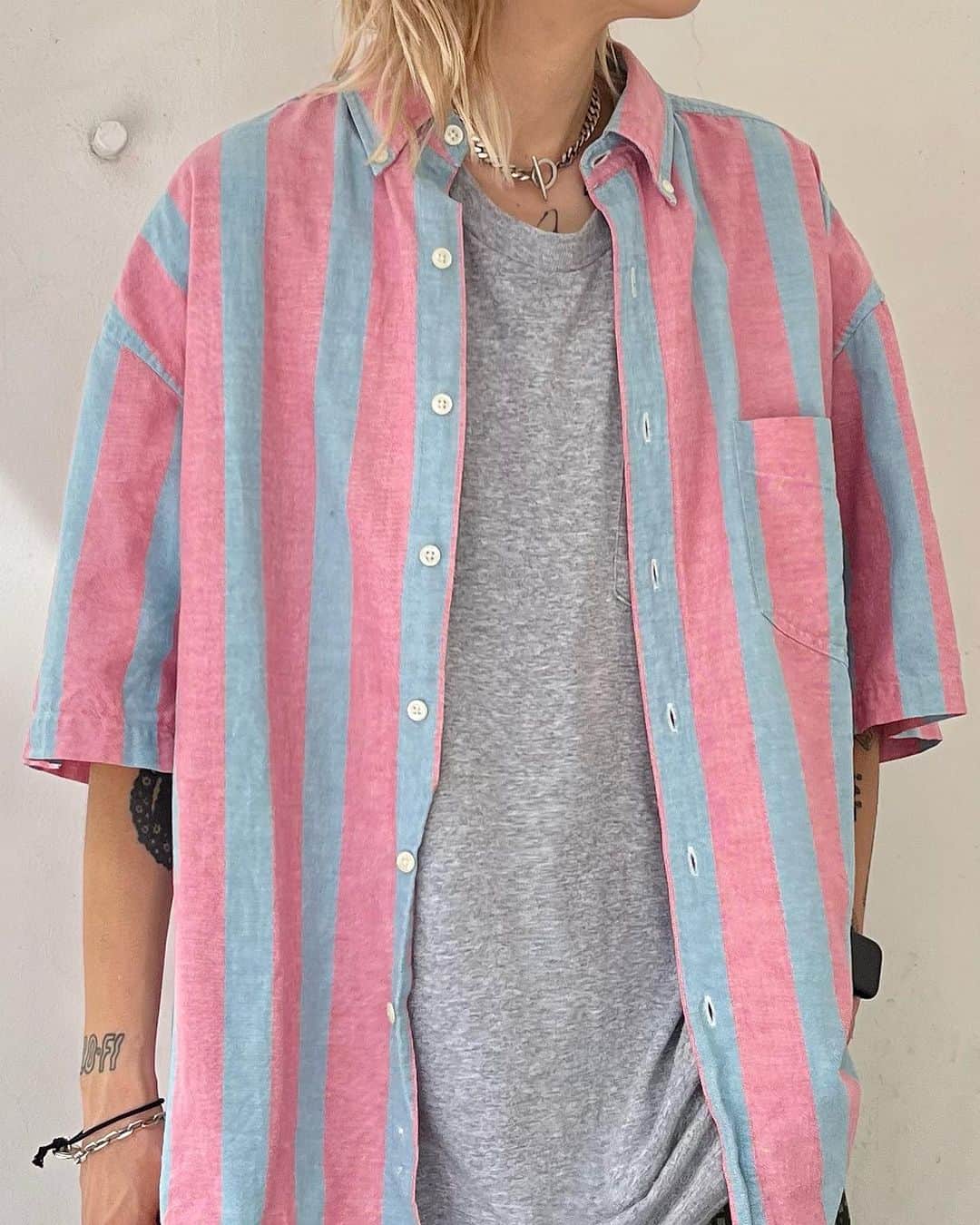 ジャムルのインスタグラム：「OLD GAP S/S stripe shirts ¥5400+tax(5940) .  カラーリングが最高に可愛いOLD GAPのストライプシャツ。 90年代頃のGAPはほんとに気の効いたアイテムが多く、このストライプもありそうでないピッチとカラーリングでオススメです。 価格が高騰してきているOLD GAPまだ買えるうちにどうぞ！ .  WEB SHOPに入荷しております。 是非ご覧ください。 jammru.com  #お問い合わせはお電話で承ります #jammru #osaka  #fashion  #streetstyle  #streetfashion  #vtg  #vintage  #used  #usedclothing  #古着 #古着屋 #ファッション #70s #80s #90s」