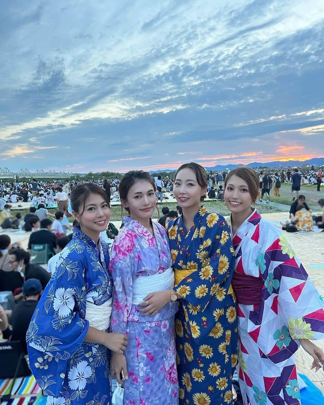 木村理恵さんのインスタグラム写真 - (木村理恵Instagram)「浴衣写真も👘💙  長岡花火大会の為に皆で浴衣で揃えたよ🥰 自分で何とか着れました❤️‍🔥  着て良かった〜💙 花火大会ってこの仕事してると見に行けないのが当たり前だったんだけど、久しぶりにしかも日本三大花火🎆の一つを見る事が出来て本当に嬉しかった🥰🎐  来年も皆で行きたい😍  #長岡花火 #長岡花火大会#長岡まつり大花火大会 #長岡#夕焼け#日本三大花火 #花火#花火大会#日本旅行#新潟観光  #新潟#女子旅行#浴衣#浴衣女子  #fireworks#japan#niigata  #japantravel #japantrip」8月4日 16時29分 - rierienari1229