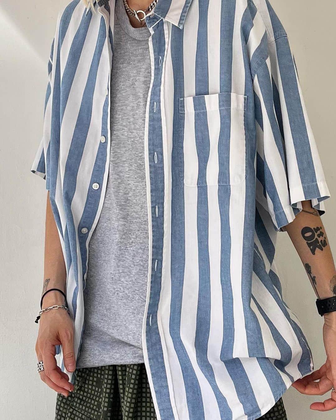ジャムルのインスタグラム：「S/S stripe shirts 白x青 ¥5000+tax(5500) . ピッチ太めのストライプで、定番的な白x青のカラーリング。爽やかな色目で使いやすく合わせやすい1枚。 .  WEB SHOPに入荷しております。 是非ご覧ください。 jammru.com  #お問い合わせはお電話で承ります #jammru #osaka  #fashion  #streetstyle  #streetfashion  #vtg  #vintage  #used  #usedclothing  #古着 #古着屋 #ファッション #70s #80s #90s」