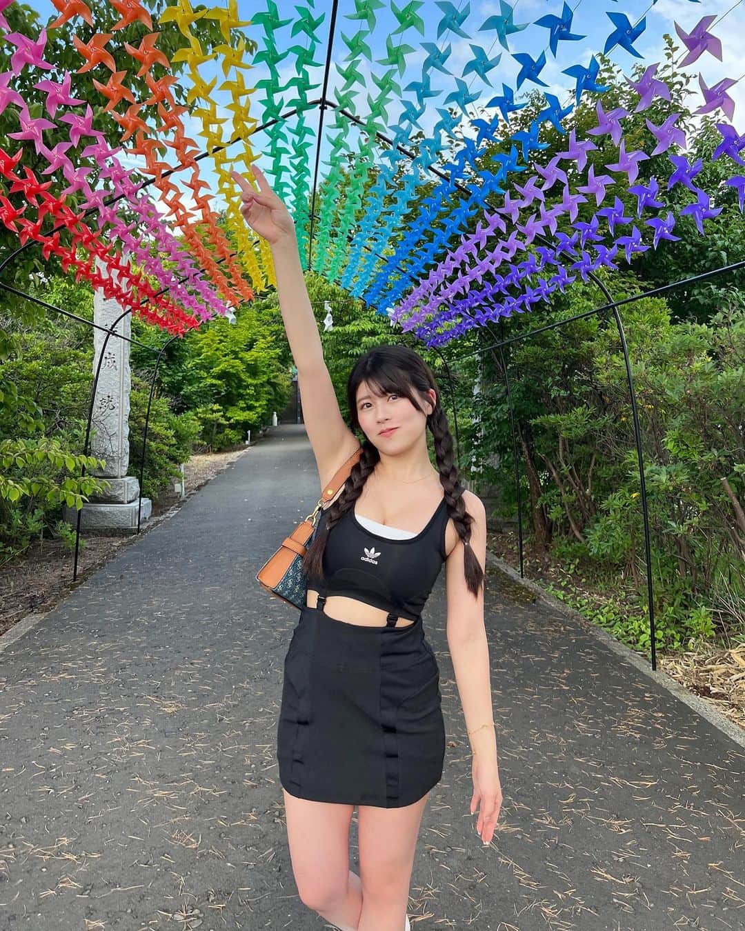 ちとせよしののインスタグラム：「通り道に神社発見して寄ってみた👀✨️ カラフルな風車と、奥には風鈴もあって夏の音に溢れてました🎐  #北海道旅行 #旭川 #東神楽神社 #adidasoriginals #肌見せ #スニーカーコーデ」
