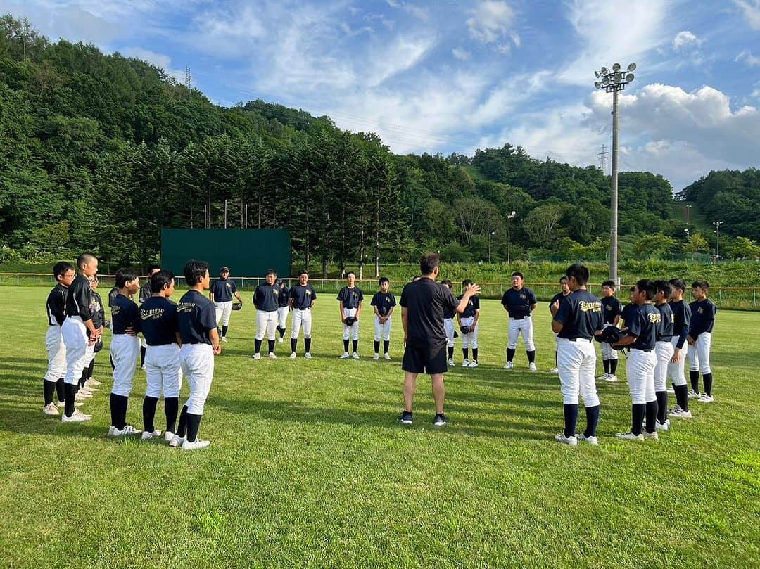 井口資仁さんのインスタグラム写真 - (井口資仁Instagram)「「果実とやすらぎの里」  (北海道余市郡仁木町)  大使を務めている仁木町に行って来ました。 今年で21回目⚾️ 毎年オフシーズン中 寒い中 行われていた野球教室でしたが、 今年は暑い中でしたが💦 グランドで楽しくやる事が出来ました。 懇親会には佐藤町長にも来ていただき、ジンギスカンを食べながら、色々な意見交換させていただきました。  #井口忠仁 #井口資仁 #仁木町 #余市郡仁木町 #果実とやすらぎの里  #果実とやすらぎの里大使  #野球教室 #ジンギスカン」8月4日 16時32分 - iguchi.tadahito6