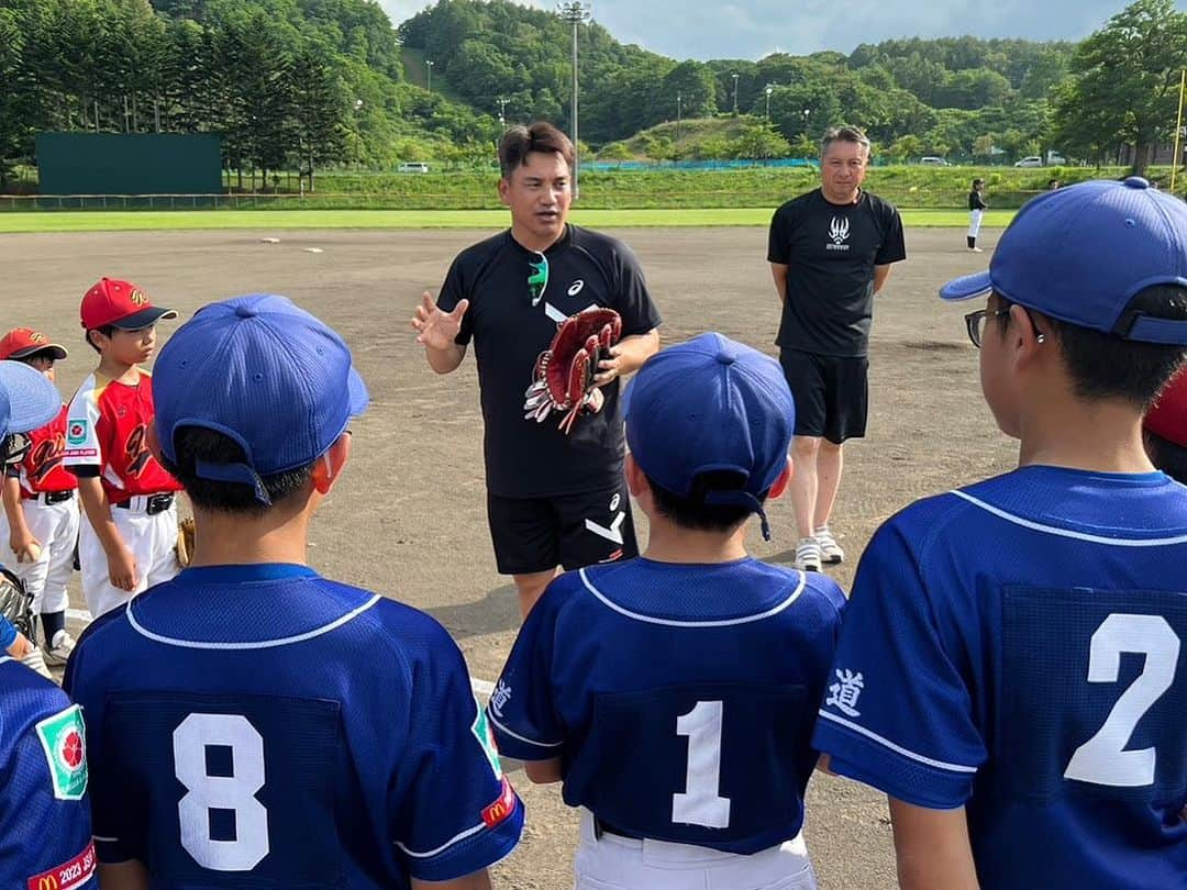 井口資仁のインスタグラム：「「果実とやすらぎの里」  (北海道余市郡仁木町)  大使を務めている仁木町に行って来ました。 今年で21回目⚾️ 毎年オフシーズン中 寒い中 行われていた野球教室でしたが、 今年は暑い中でしたが💦 グランドで楽しくやる事が出来ました。 懇親会には佐藤町長にも来ていただき、ジンギスカンを食べながら、色々な意見交換させていただきました。  #井口忠仁 #井口資仁 #仁木町 #余市郡仁木町 #果実とやすらぎの里  #果実とやすらぎの里大使  #野球教室 #ジンギスカン」