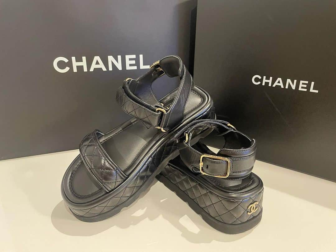 ゆいさんのインスタグラム写真 - (ゆいInstagram)「. . .  CHANELのサンダル🩷🩷  かわいい😢😢😢❤️❤️❤️  CHANELだいすきありがとう💕  . . . #シャネル #シャネルサンダル #夏コーデ #夏 #かわいい #お気に入り #chanel #chanelshoes #chanellover #boychanel #new #shopping #cute」8月4日 16時32分 - yui.9797