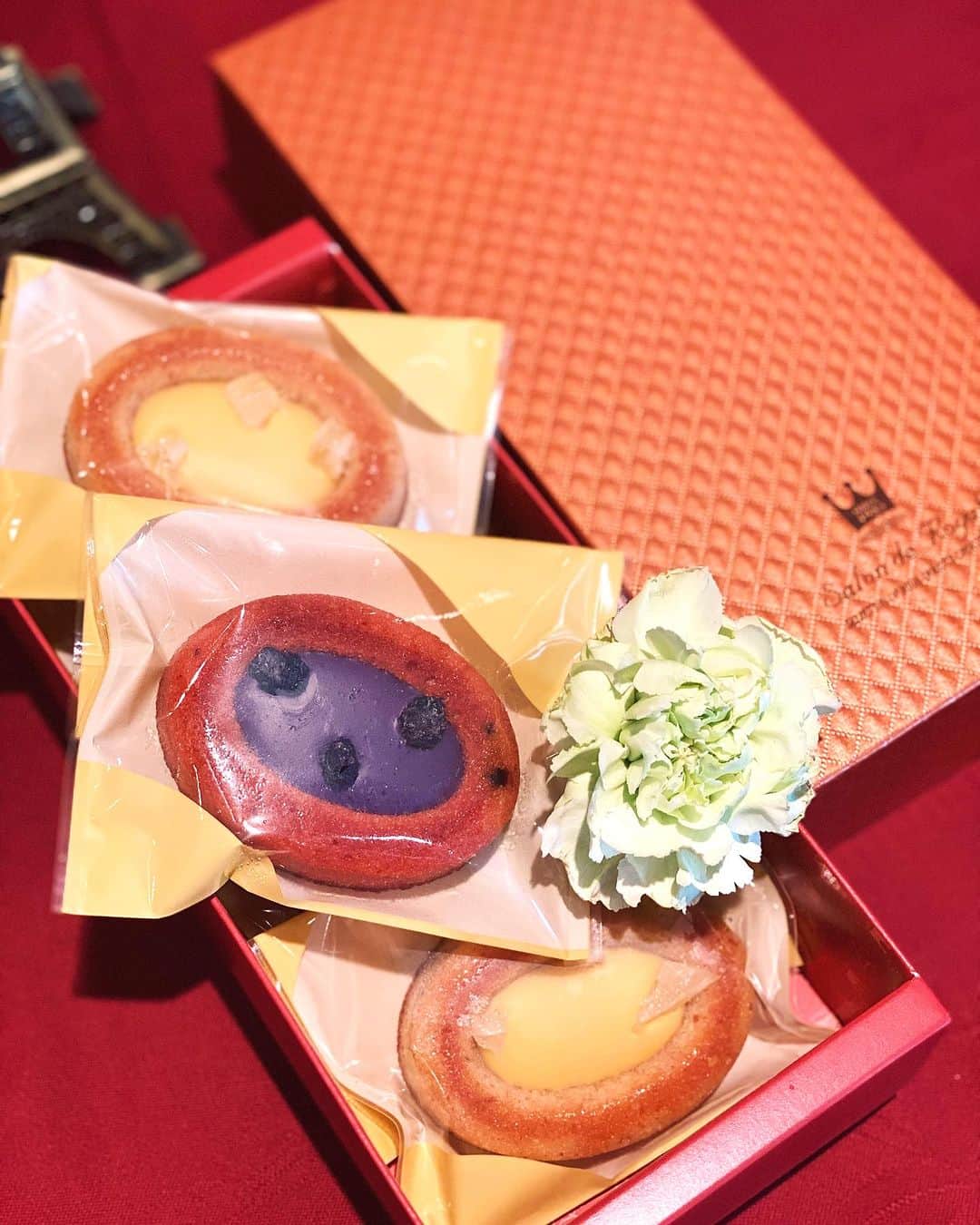 Salon de Royal Kyotoのインスタグラム：「皆様こんにちは サロンドロワイヤル京都本店でございます🫖🍃 ・ ・ 本日は夏季限定の焼き菓子ををご紹介いたします。 ・ 「ティグレアソートsummer2023」  パイナップルやマンゴー、パッションのピューレを使用し 爽やかに仕上げたエキゾチックティグレ🥭  ブルーベリーとラズベリーのピューレを使用し クランベリーの果肉を忍ばせたベリーベリーティグレ🫐  の2種を専用のお箱に詰め合わせました。  期間限定のご用意でございますのでどうぞお試しください🍴  ・ 【営業時間】 11:00〜19:00(L.O.18:00) ・ ・ 本日も皆様のご来店を心よりお待ちしております☕️ ・ ・ #サロンドロワイヤル京都店 #salonderoyalkyoto#サロンドロワイヤル京都本店#サロンドロワイヤル京都#サロンドロワイヤル#salonderoyal#日本#japan#京都#kyoto#京都スイーツ#京都カフェ#ボンボンショコラ#チョコレート #チョコ #ショコラ #chocolate #chocolat #chocolatier#salonderoyal#京都市役所前カフェ#三条カフェ#川床席#鴨川沿い#鴨川カフェ#納涼床　#焼き菓子店 ＃ティグレ」