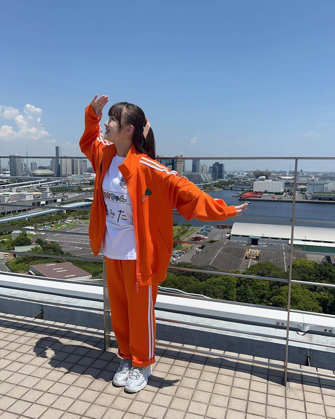 新倉愛海のインスタグラム：「よく晴れていてお外が気持ちいい〜🌤✨ ⁡ #TIF2023 アイドルの夏フェス！ 始まっています！大好きなライブを精一杯！ 沢山お届けできるこの日が本当に嬉しい🥰✨ ⁡ 皆さんの元へ たくさんの幸せが届きますように🍀 ⁡ #アプガ2 #にきちゃん #アイドル #夏フェス #Japaneseidol #オレンジ #ジャージ」