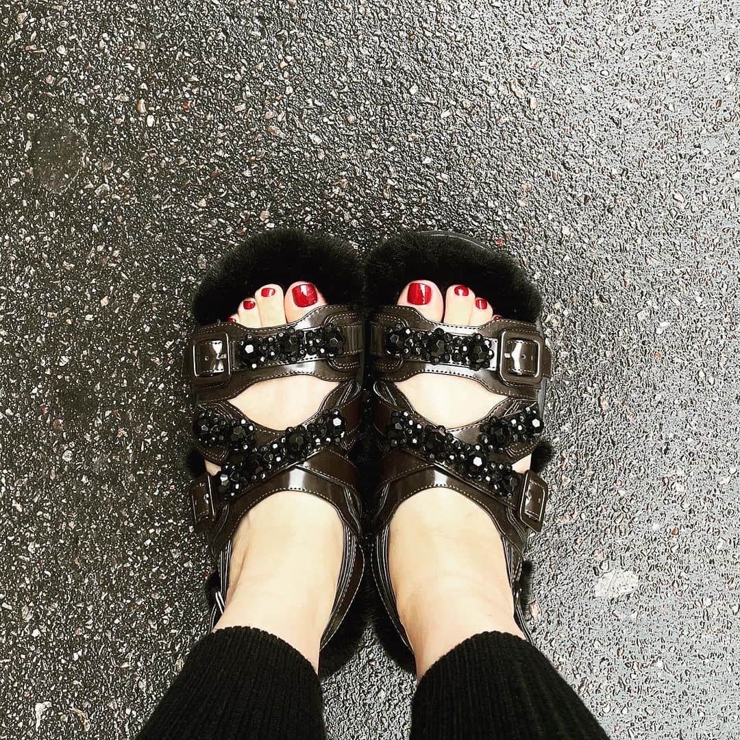 大森美希さんのインスタグラム写真 - (大森美希Instagram)「Deep red in the cool rainy summer  Sandals : Simone Rocha  ネイルサロンで深みのあるレッドの足元に。  8月に入って、パリはまるで秋のような天気。あまりにも寒くてニットのレギンス着用。  #red #nails #pedicure #holiday #vacances #paris #beauty #simonerocha #fashion #sandal   #ネイル #レッド #シモーネロシャ #靴好き #サンダル #夏休み #パリ #パリ散歩 #パリところどころ #パリ生活 #ペディキュア」8月4日 16時43分 - mikiomori_