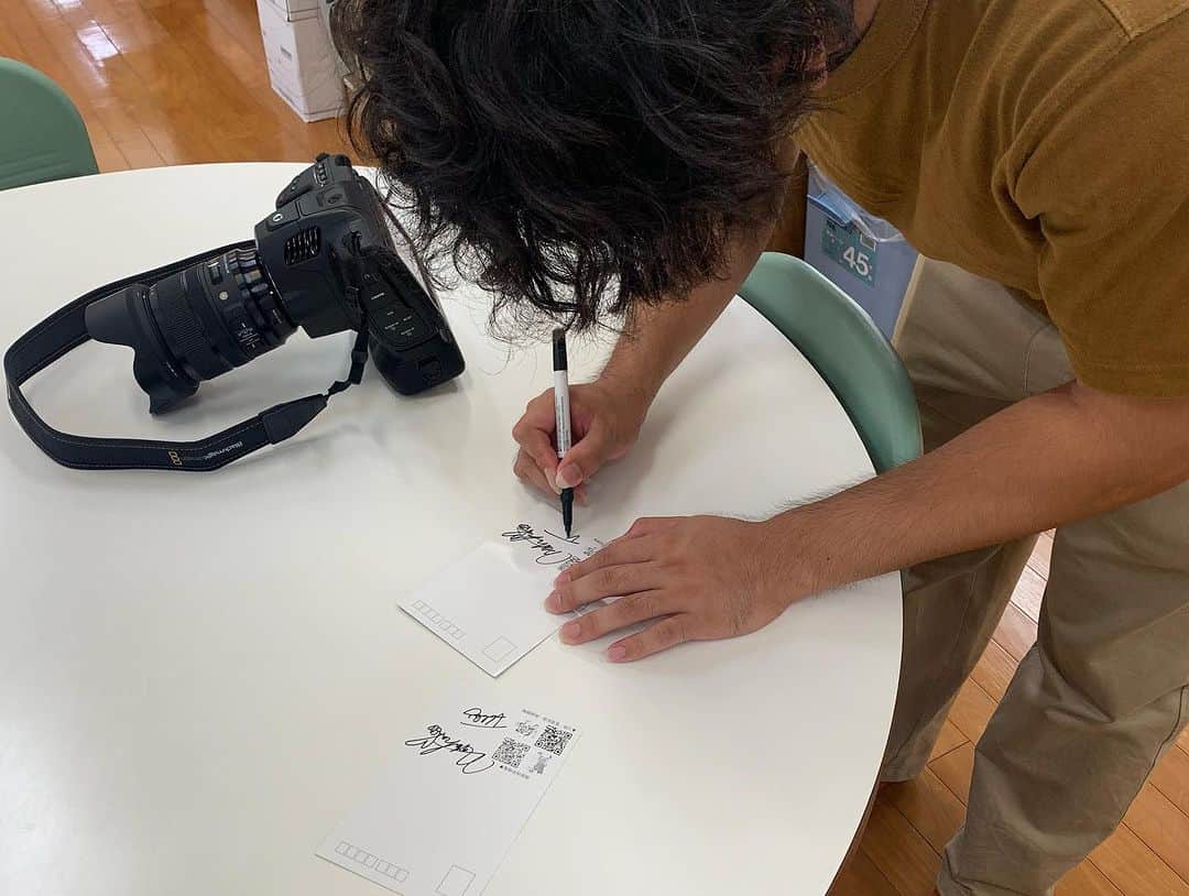 小川夏果さんのインスタグラム写真 - (小川夏果Instagram)「#高校生 #種子島 #離島 種子島高校で映画監督伊地知拓郎 @takuro.c.i による特別授業。鹿児島から中国へ！無償で留学行けちゃうの⁈など本当にためになる授業でした。 私は初めての種子島。鹿児島市からトッピーで90分。こんな身近に離島があるなんて。鹿児島はいいところがたくさんある。  真剣な眼差しで話を聞いてくれた学生さんたちの姿は濁りのない真っ直ぐな瞳でキラキラしてました。 いいなぁ、若いって🤤💕  学生さんたちには作品つくり体験を実施。校舎内の限られた場所で撮影してもらい、それをまとめて翌日に作品発表し、「こんな経験初めて」と、とっても楽しんでもらえた様子でした。私も学生時代にこんな授業があれば絶対受けたい〜！と思うような面白い授業でした。  #先生 #授業 #学校 #依頼 #承ります #課外活動 #課外授業 #楽しい授業 #高校 #中学 #小学校 #大学 #将来の夢 #留学 #高校生カメラマン #留学生活 #夢 #離島暮らし #離島留学」8月4日 16時43分 - ogawanachu