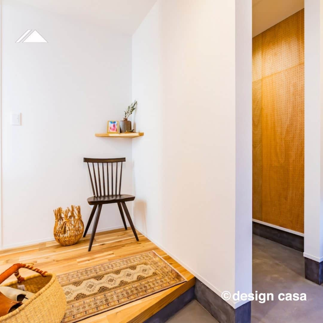 ONLY ONE HOUSE 株式会社 新谷組のインスタグラム：「* 　select from／Haus -ハウス- 【自由設計  design casa 】  扉を開けると小さな飾り棚が可愛らしい玄関がお出迎え。  ご主人様の趣味の工具や アウトドア用品を思う存分収納できるよう 床はタフに使える土間に  壁面は自由にD.I.Yしたり 収納を設置しやすい有孔ボード。  使い方を想像するだけでワクワクする空間です。  #デザインカーサ は#建築家 に ｢どんな家にしたいか｣をなんとなく伝え 最後は#理想の家 になるという 魔法の#家創り です🌟  -------------------------------------- more photos...▷▷ @lidgehaus  follow me🕊 --------------------------------------  私たち#リッジハウス の目指すべき姿。 それは、「住まいの創造を通して 幸せな家族の未来を創出する」こと。  家を手に入れた満足よりも、 住んでからの満足を永続的に味わう。  そのために何気ない日常に 幸せを感じられる、 “あなたらしさ”を大切にした #家づくり のお手伝いをしたい。  そんな想いから #LIDGEHAUS は誕生しました🌱  Life is Designed General Enjoyment. ー 幸せは、いつも 何気ない日常にある。ー  #工務店 #新築 #一戸建て #マイホーム #マイホーム計画 #注文住宅 #デザイン住宅 #おおい町 #舞鶴市 #高浜町 #小浜市 #敦賀市 #若狭町 #美浜町 #嶺南 #玄関土間 #有効ボード #飾り棚 #モルタル #框」