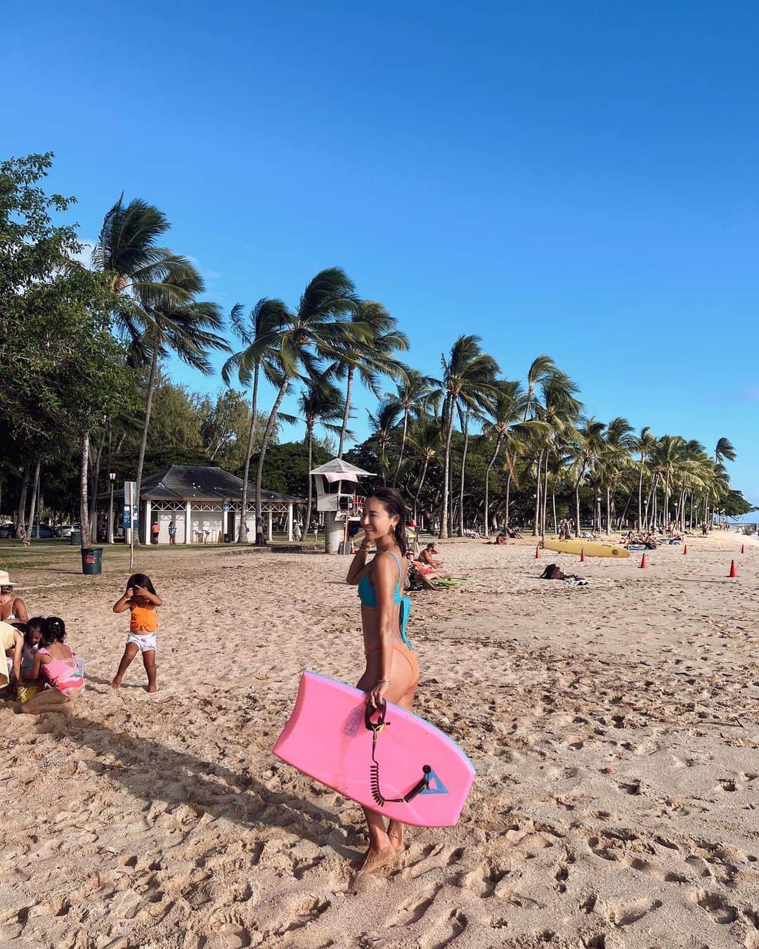 山中美智子さんのインスタグラム写真 - (山中美智子Instagram)「4家族で Beach day⛱️🌴  わっちゃわちゃになったけど😆 娘はずーっと友達と海に入って 最高だったみたい💓  子供達が本当に楽しそうで嬉しい🍊」8月4日 16時47分 - alexiastam1988
