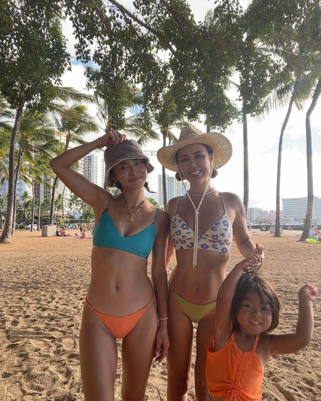 山中美智子さんのインスタグラム写真 - (山中美智子Instagram)「4家族で Beach day⛱️🌴  わっちゃわちゃになったけど😆 娘はずーっと友達と海に入って 最高だったみたい💓  子供達が本当に楽しそうで嬉しい🍊」8月4日 16時47分 - alexiastam1988