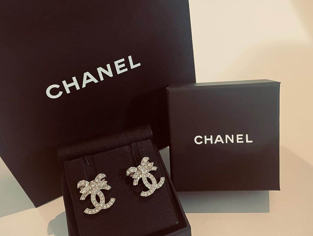 ゆいさんのインスタグラム写真 - (ゆいInstagram)「. . .  White day❤️❤️  だいすきなCHANEL❤️  . . .  . #シャネル #シャネルサンダル #かわいい #お気に入り #アクセサリー #ピアス#chanel #chanelshoes #chanellover #boychanel #new #shopping #cute #whiteday #present」8月4日 16時47分 - yui.9797