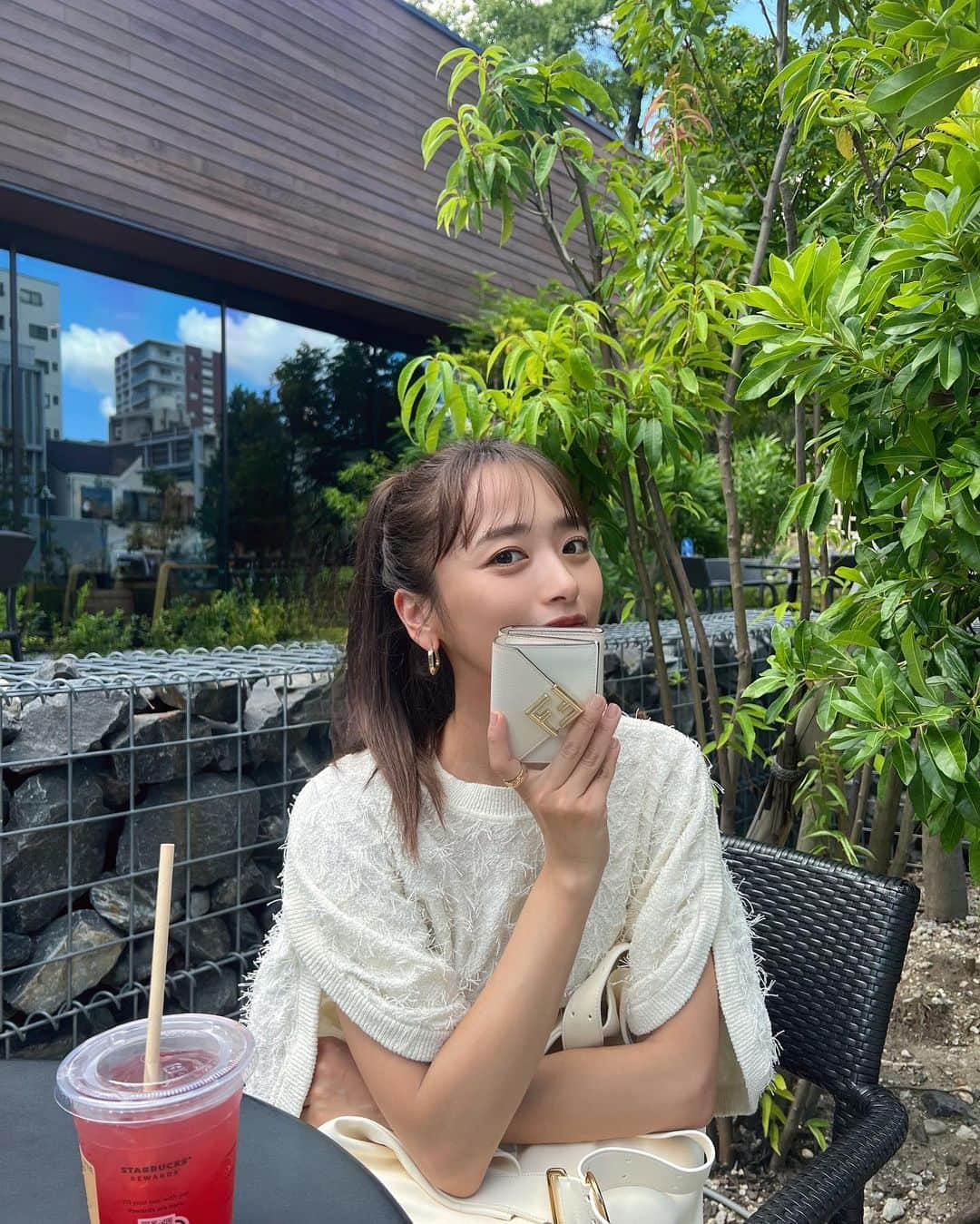 近藤千尋さんのインスタグラム写真 - (近藤千尋Instagram)「今日も、暑いねぇぇ🥵☀️ もう金曜日！！🥰  生放送の間に休憩中に…🤍🤍🤍 今日は縁起のいい日みたい🙏☺️ 　  可愛いお財布 ありがとうございます🎁💕  @fendi  #pr #fendi」8月4日 16時57分 - chipichan.1215